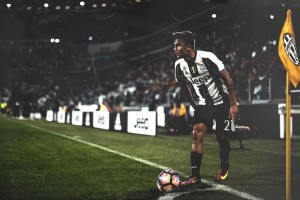 开云下载-季后赛抢七焦点战，独行侠爆冷掘金，一场颠覆预期的战术博弈