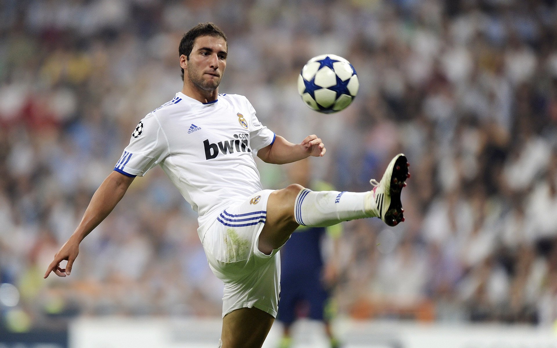 阿拉巴一夫当关，土耳其铁骑踏碎拉齐奥欧冠梦